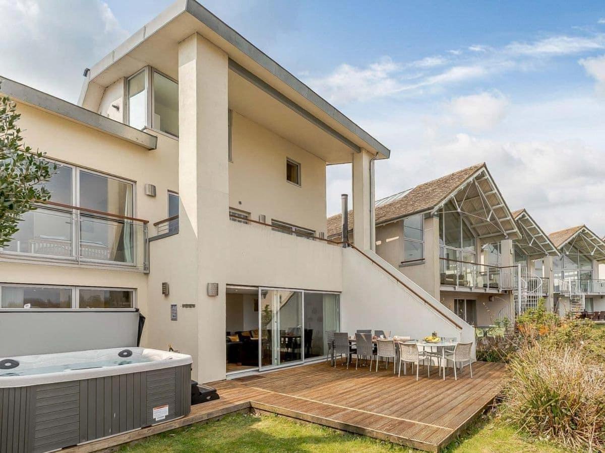 Cotswolds Lakehouse, With Hot Tub & Spa Access, Lower Mill Estate Somerford Keynes Exterior foto