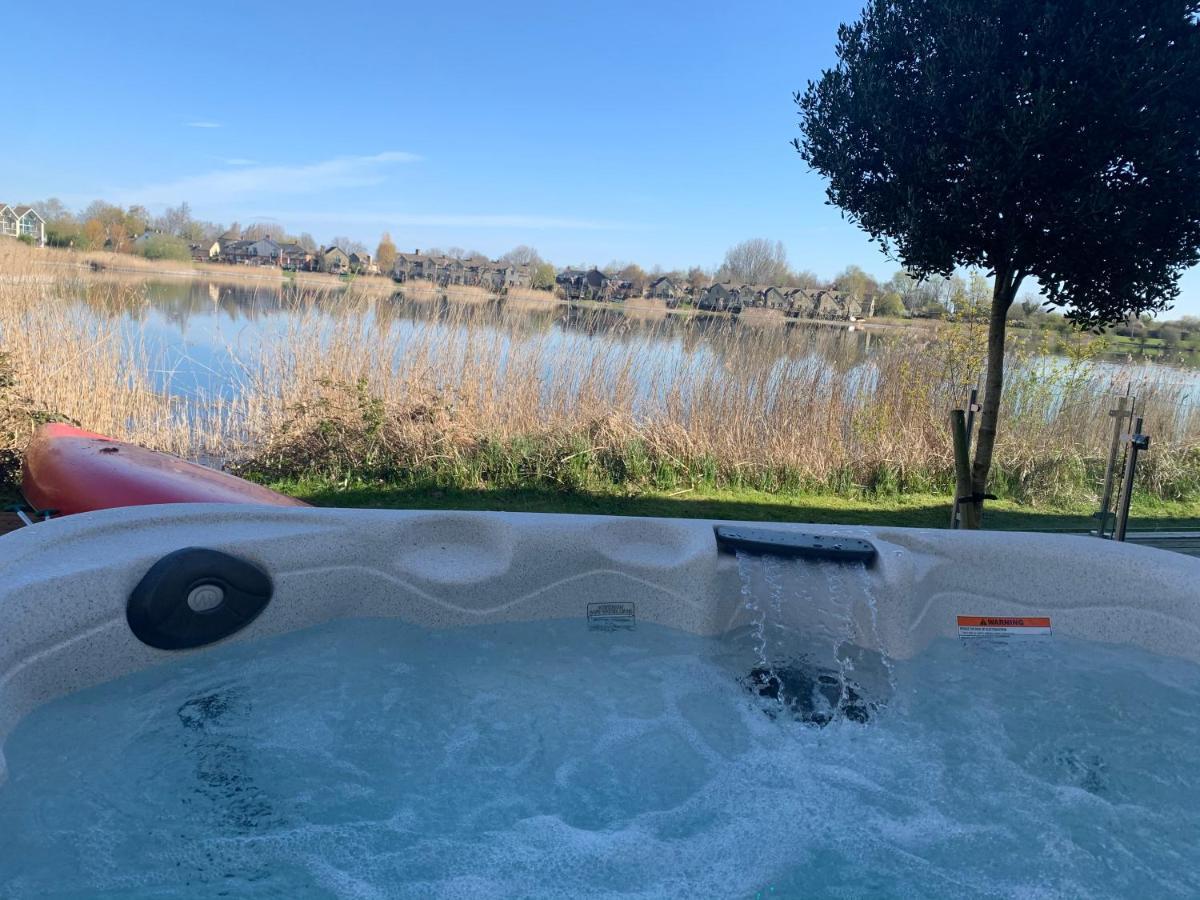 Cotswolds Lakehouse, With Hot Tub & Spa Access, Lower Mill Estate Somerford Keynes Exterior foto