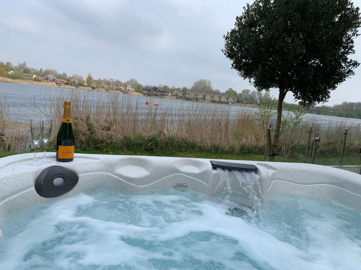 Cotswolds Lakehouse, With Hot Tub & Spa Access, Lower Mill Estate Somerford Keynes Exterior foto